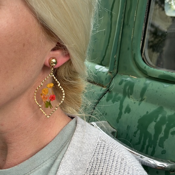 Handmade Real Pressed Dried Flower Botanical Resin
Earrings - Picture 8 of 14